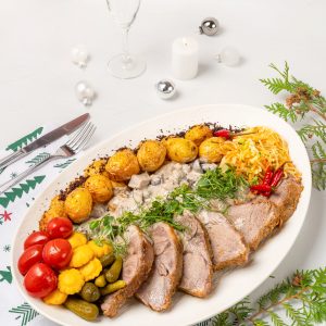 Буженина шпигованная в сливочно-трюфельном соусе с лесными грибами